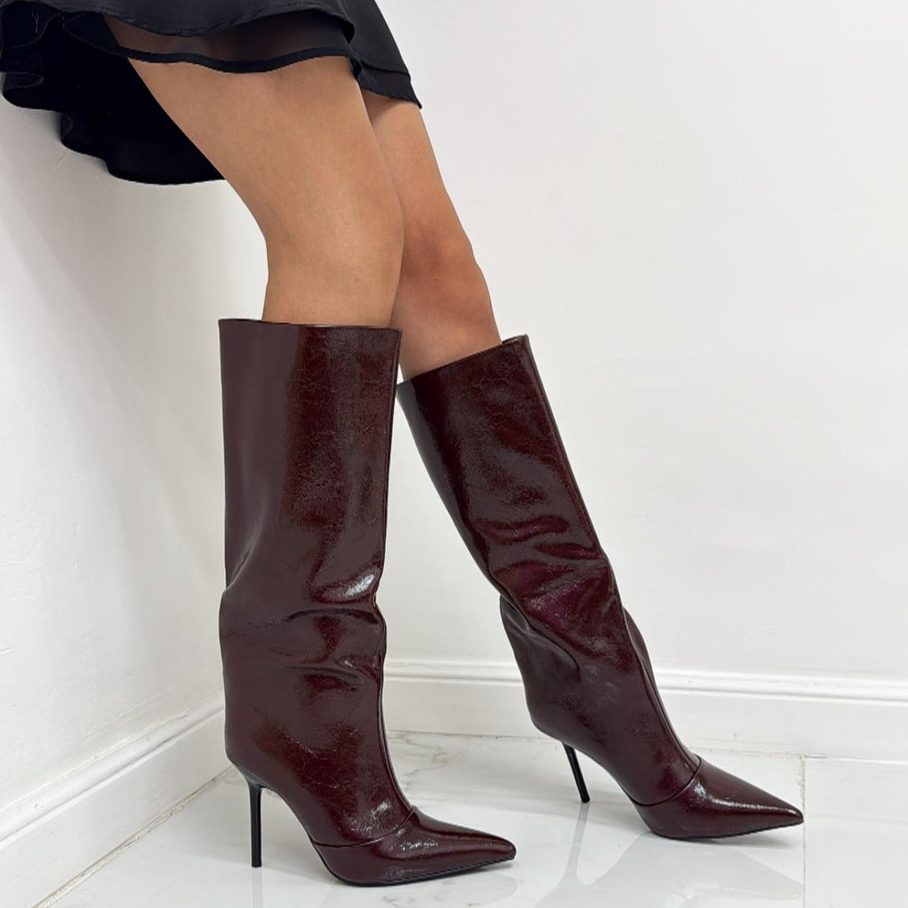 Hambra - Bota de mujer brillante, alta, con punta y tacón de aguja, elegante, color burdeos