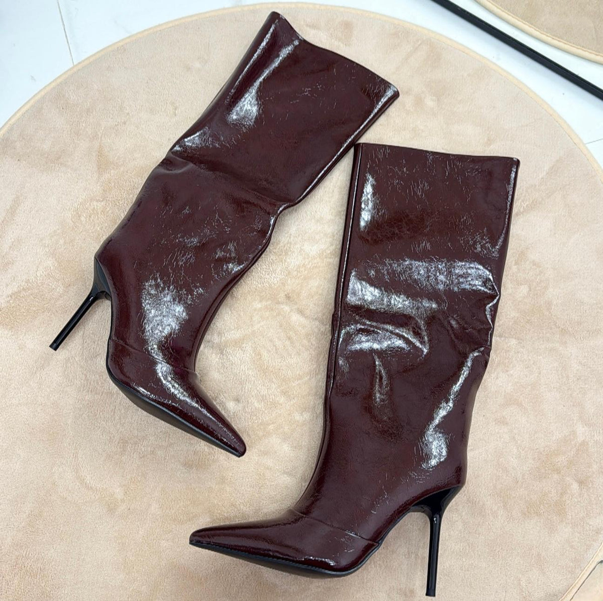 Hambra - Bota de mujer brillante, alta, con punta y tacón de aguja, elegante, color burdeos