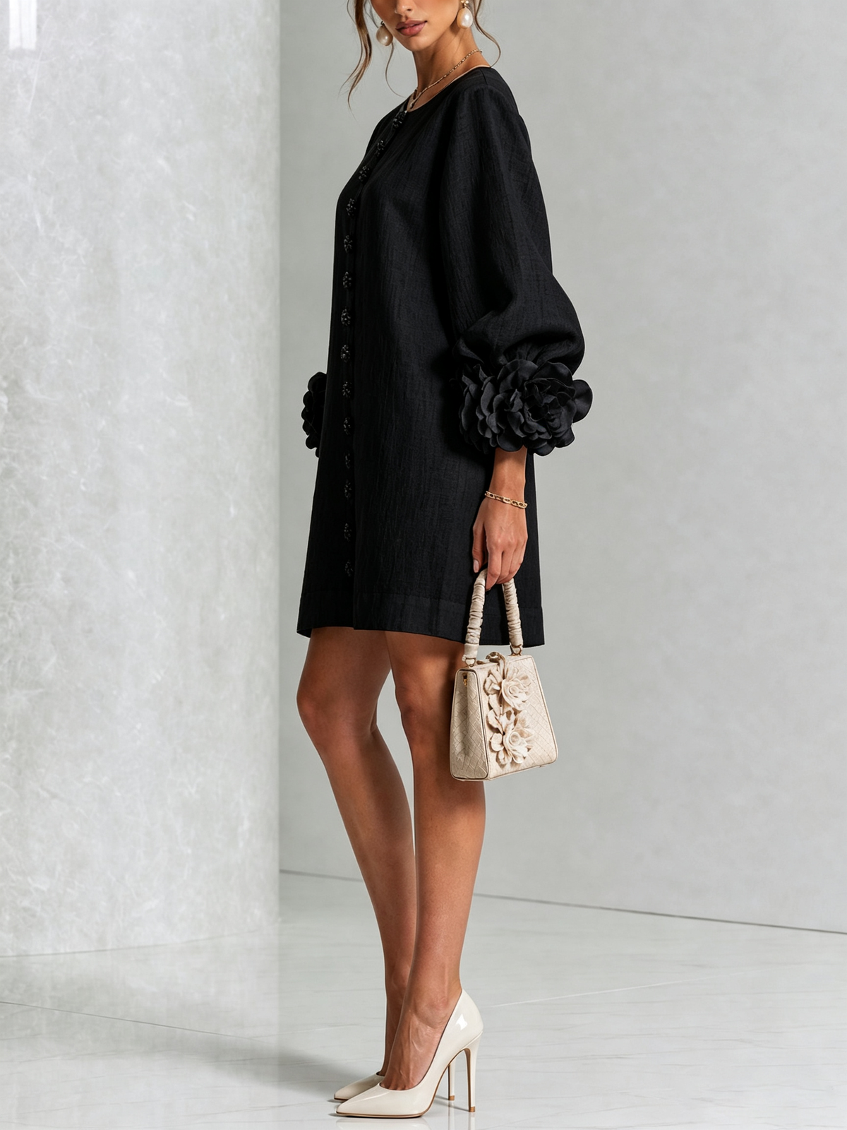 Vestido Negro Con Estampado Floral, Botones y Mangas Con Motivos Florales Extravagantes