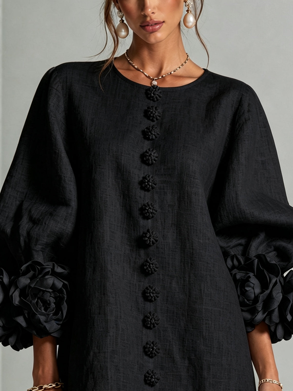 Vestido Negro Con Estampado Floral, Botones y Mangas Con Motivos Florales Extravagantes