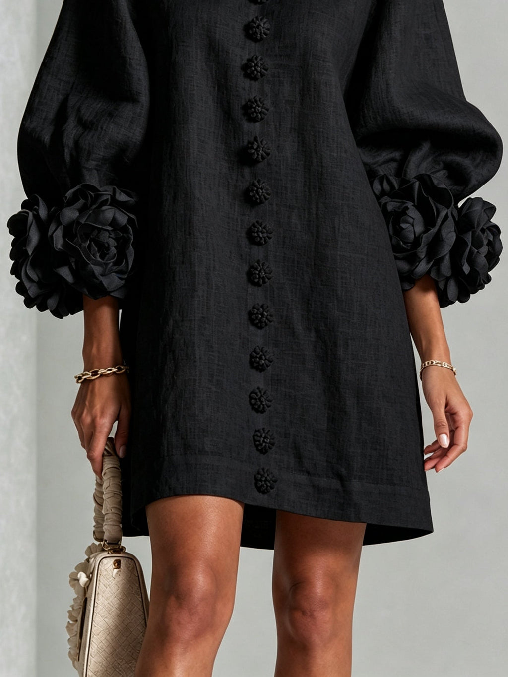 Vestido Negro Con Estampado Floral, Botones y Mangas Con Motivos Florales Extravagantes