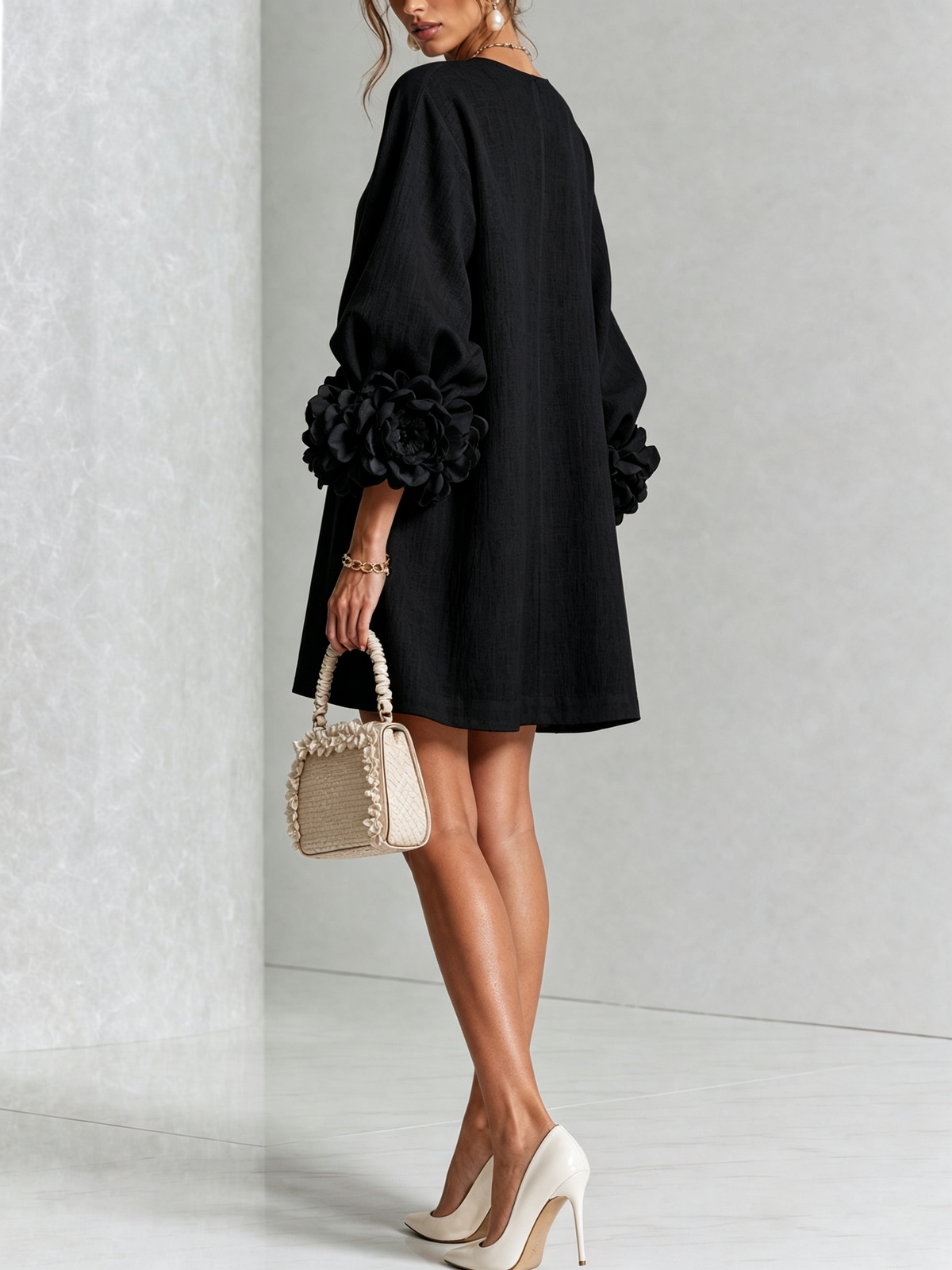 Vestido Negro Con Estampado Floral, Botones y Mangas Con Motivos Florales Extravagantes
