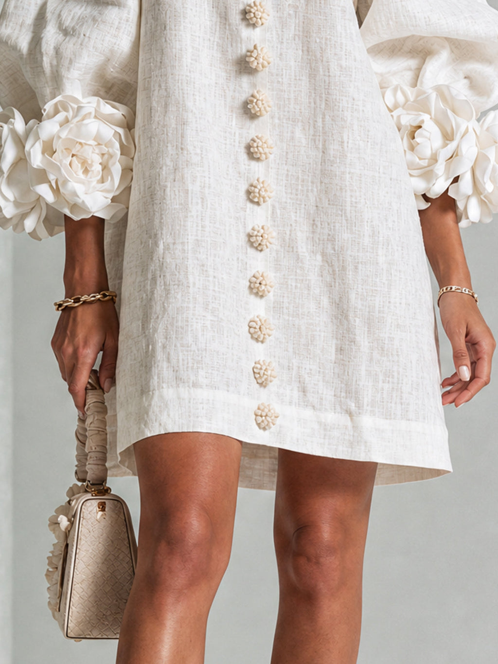 Vestido Blanco Con Botones Con Motivos Florales y Mangas Con Motivos Florales Extravagantes