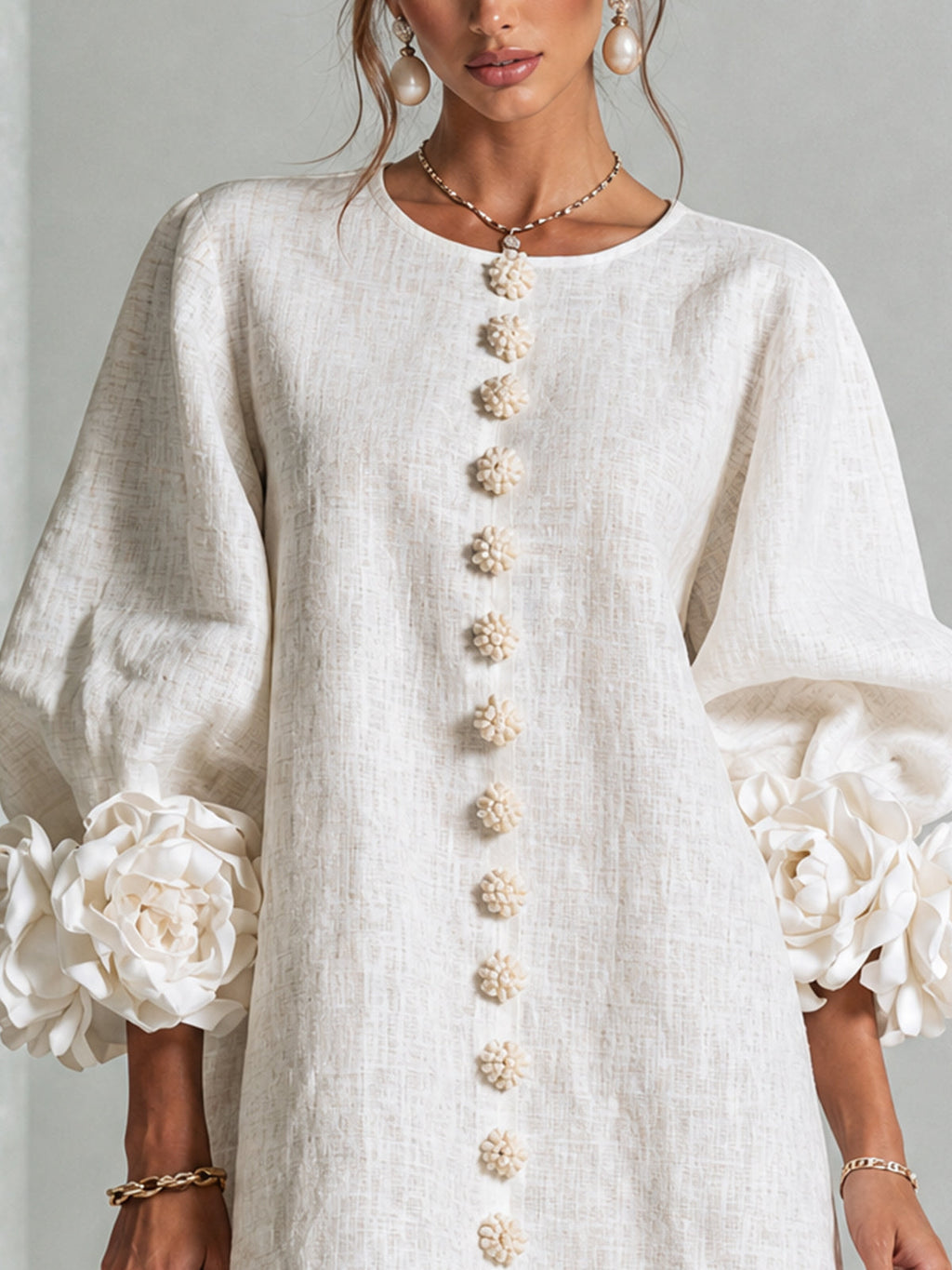 Vestido Blanco Con Botones Con Motivos Florales y Mangas Con Motivos Florales Extravagantes