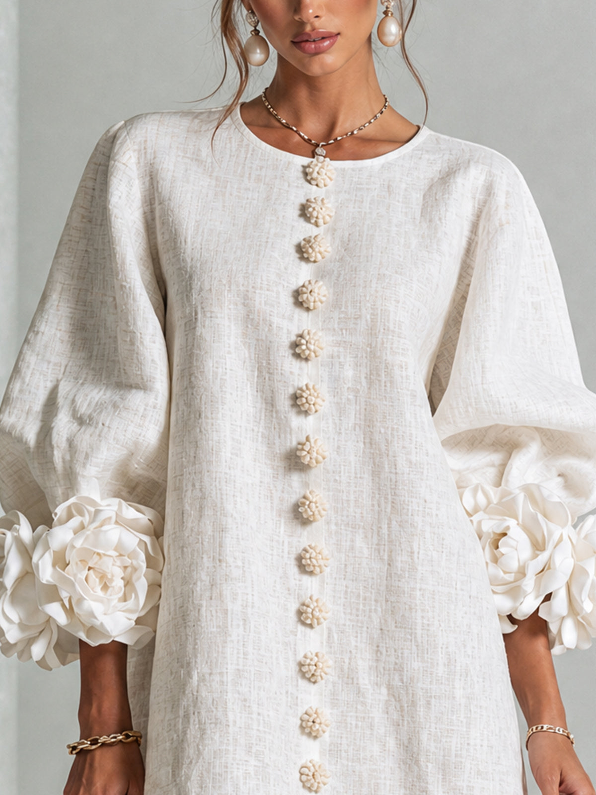 Vestido Blanco Con Botones Con Motivos Florales y Mangas Con Motivos Florales Extravagantes